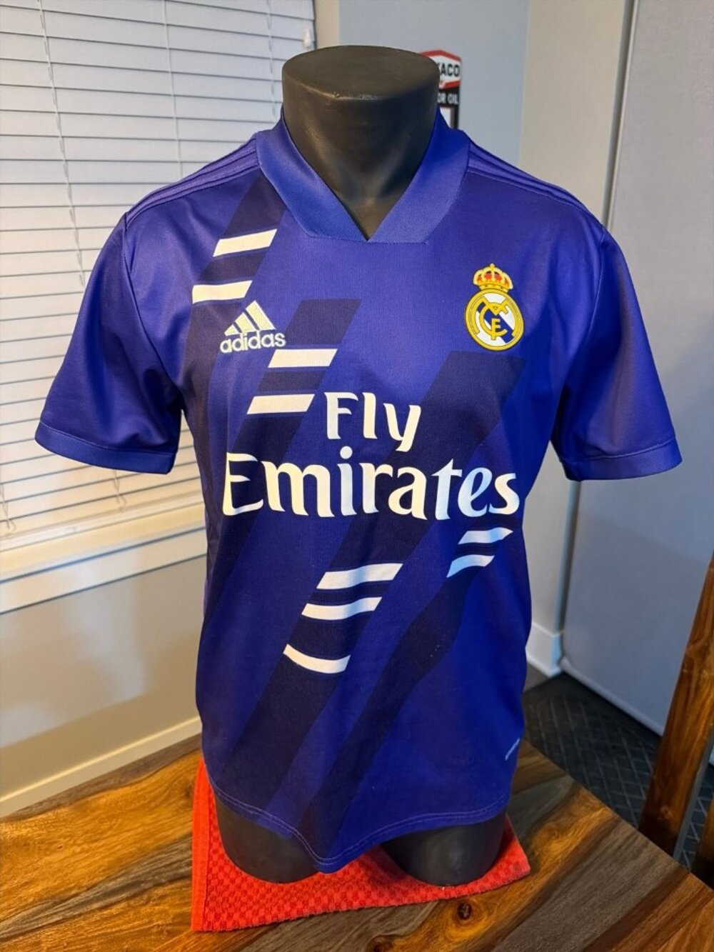 SOURCE UNKNOWN Real Madrid 2020/2021 training shirt